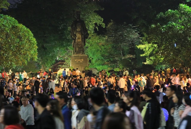Đông đảo người dân và du khách vui chơi tại khu vực tượng đài Lý Thái Tổ thời khắc chào đón năm mới 2024